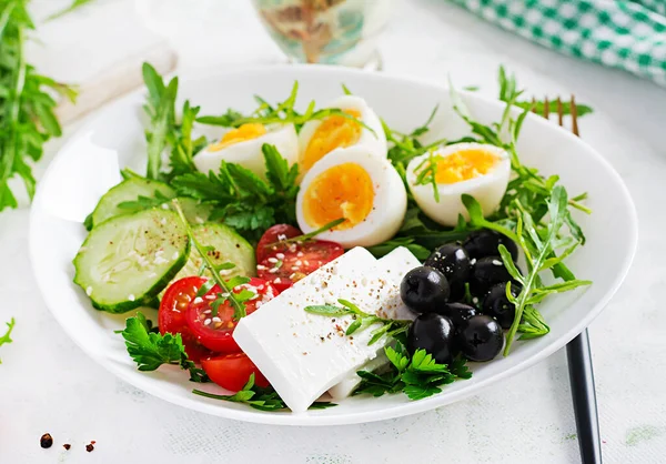 Ontbijt Griekse Salade Gekookte Eieren Verse Groentesalade Met Tomaat Komkommers — Stockfoto