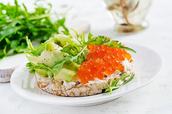 Sandwiches Pan Crujiente Con Caviar Rojo Aguacate Queso Crema Plato —  Fotos de Stock