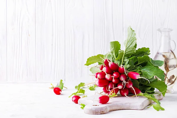 Vår Skörd Röd Rädisa Ljus Bakgrund Ett Gäng Färska Franska — Stockfoto