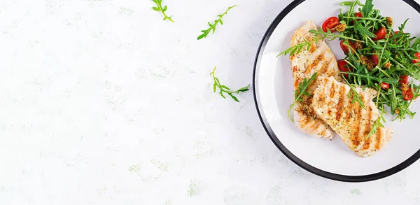 Grillezett Csirke Filé Friss Salátával Arugula Paradicsom Ketogén Étel Egészséges — Stock Fotó