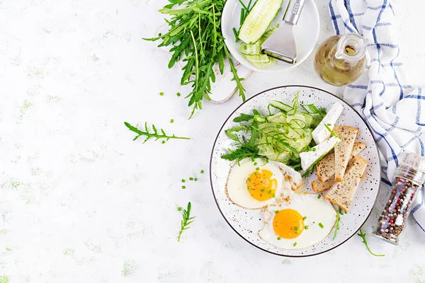 Angol Reggeli Tükörtojás Feta Sajt Uborka Arugula Amerikai Kaja Felülnézet — Stock Fotó