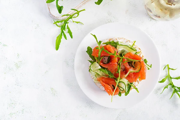 Sandwich Deschis Somon Sărat Brânză Cremă Castravete Feliate Arugula Farfurie — Fotografie, imagine de stoc