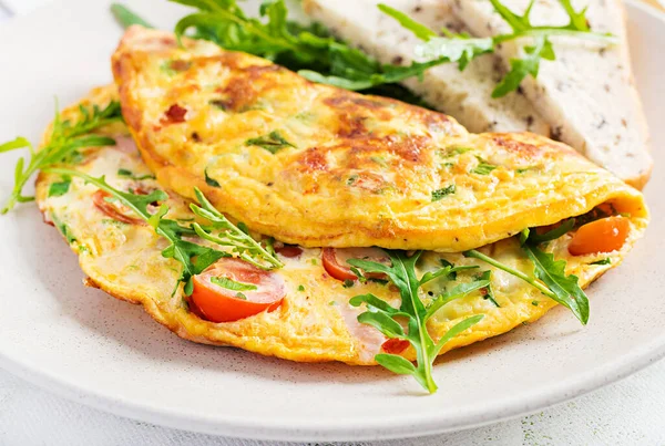 Omelette Avec Tomates Jambon Fromage Herbes Vertes Dans Assiette Frittata — Photo