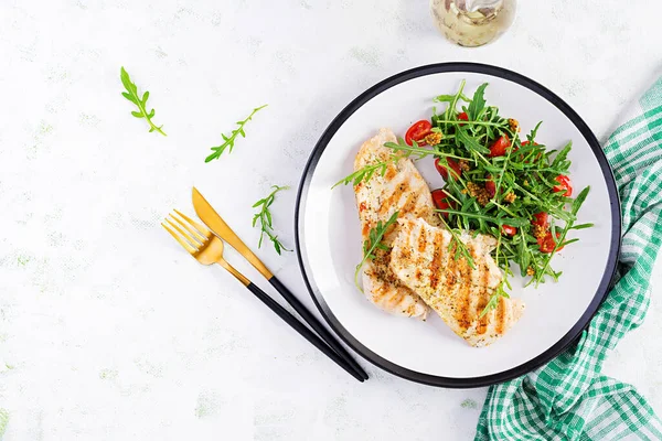 Taze Salata Ile Izgara Tavuk Filetosu Roka Domates Ketojenik Gıda — Stok fotoğraf