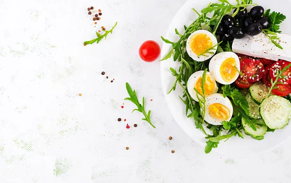 Сніданок Грецький Салат Варене Яйце Свіжий Овочевий Салат Помідорами Огірками — стокове фото