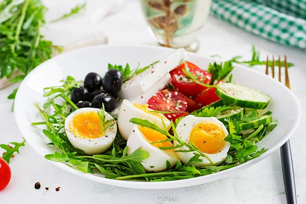Завтрак Греческий Салат Вареные Яйца Свежий Овощной Салат Помидорами Огурцами — стоковое фото