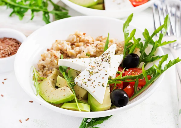 Pequeno Almoço Mingau Aveia Com Salada Grega Tomate Abacate Azeitonas — Fotografia de Stock