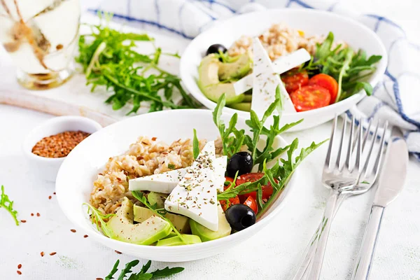 Kahvaltı Yulaf Lapası Yunan Salatası Domates Avokado Siyah Zeytin Roka — Stok fotoğraf