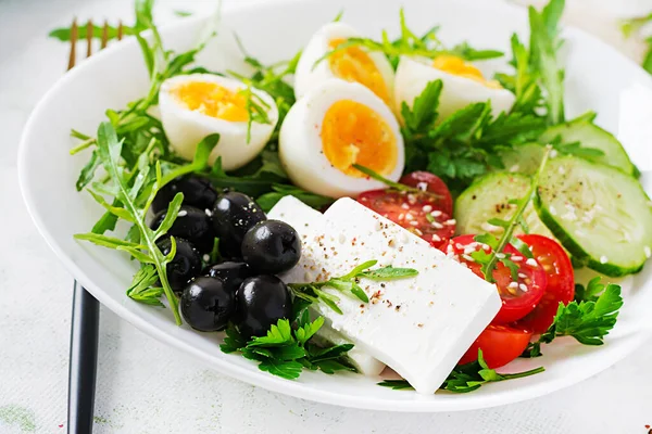Reggeli Görög Saláta Főtt Tojás Friss Zöldségsaláta Paradicsommal Uborkával Olajbogyóval — Stock Fotó