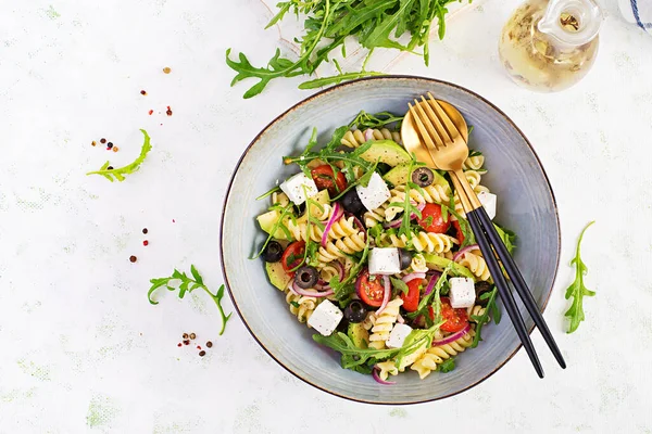 Salade Pâtes Avec Tomate Avocat Olives Noires Oignons Rouges Feta — Photo