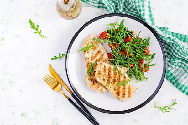 Gegrilde Kipfilet Met Verse Salade Arugula Tomaat Ketogeen Voedsel Gezonde — Stockfoto