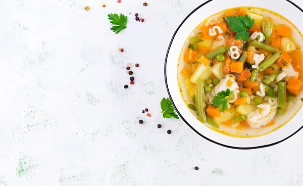 ミネストローネ 軽いテーブルの上にパスタとイタリアの野菜スープ トップビュー フラットレイアウト コピースペース — ストック写真