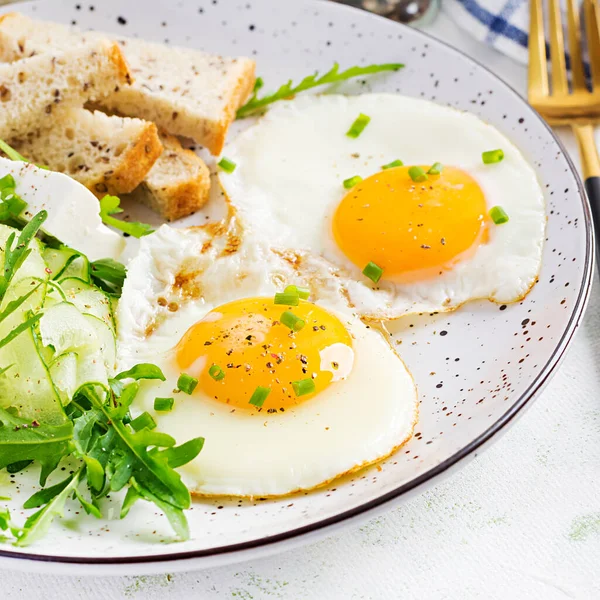 Αγγλικό Πρωινό Τηγανητά Αυγά Φέτα Αγγούρι Και Ρόκα Αμερικάνικο Φαγητό — Φωτογραφία Αρχείου