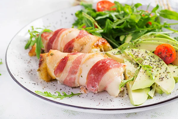 Ketogen Kost Middag Med Kyckling Kött Rulle Önskar Bacon Avokado — Stockfoto