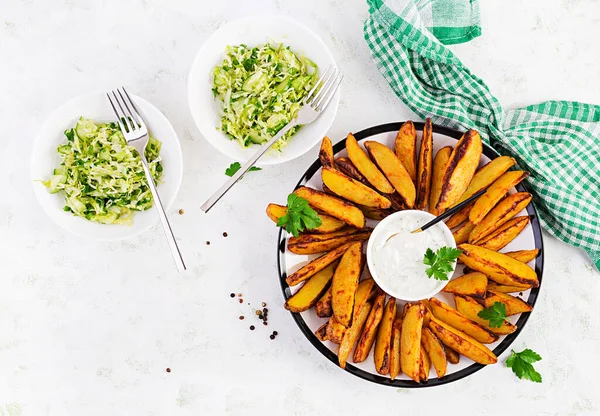 Gebakken Aardappelen Met Gerookte Paprika Saus Een Lichte Ondergrond Bovenaanzicht — Stockfoto