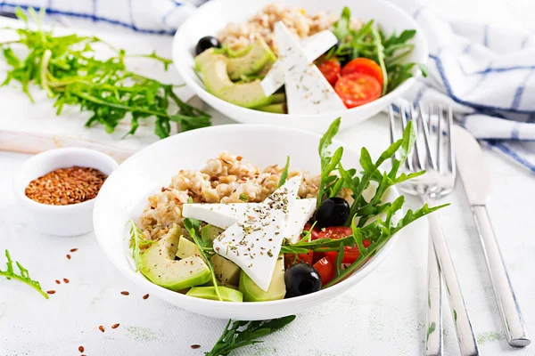 Ontbijtpap Pap Met Griekse Salade Van Tomaten Avocado Zwarte Olijven — Stockfoto