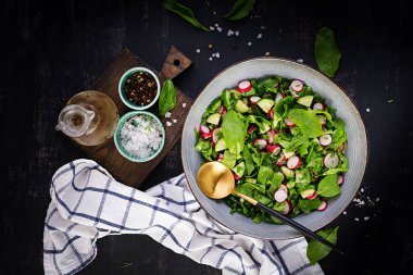 Vejetaryen sebze salatası, turp, salatalık ve ıspanak. Sağlıklı vejetaryen yemeği. Üst görünüm, genel görünüm, kopyalama alanı