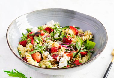 Makarna salatası. Fusilli Makarna - çilekli salata, beyaz peynir, kırmızı soğan ve balzamik sos.