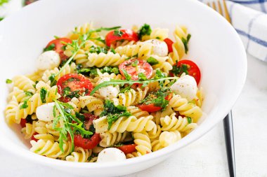 Makarna salatası. Fusilli Pasta - Domates, mozzarella ve fesleğenli Caprese salatası.