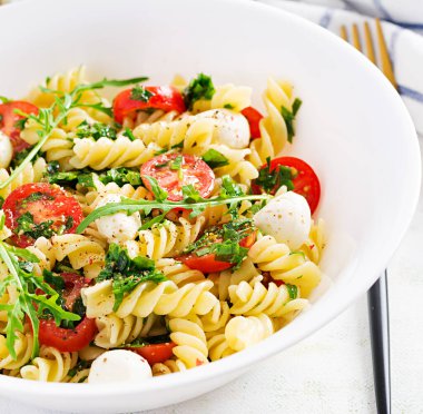 Makarna salatası. Fusilli Pasta - Domates, mozzarella ve fesleğenli Caprese salatası.