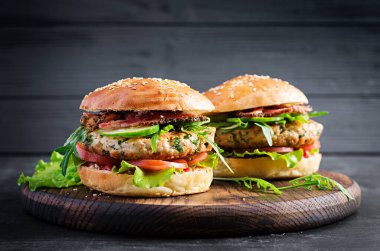 Büyük sandviç - hamburgerli hindi eti, domates, pastırma ve marul.