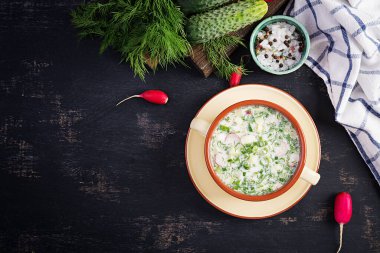 Okroshka. Yoğurtlu soğuk yaz çorbası ve kasede sebze. Üst görünüm, genel görünüm, düz görünüm