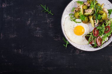 Kızarmış yumurta, brokoli, mantar ve domatesli sandviç ile kahvaltı. Sağlıklı dengeli yiyecekler. Üst görünüm, genel görünüm, kopyalama alanı