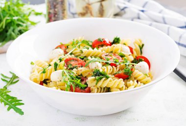 Makarna salatası. Fusilli Pasta - Domates, mozzarella ve fesleğenli Caprese salatası.