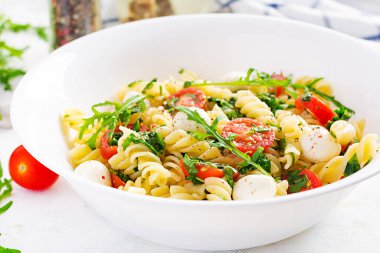 Makarna salatası. Fusilli Pasta - Domates, mozzarella ve fesleğenli Caprese salatası.
