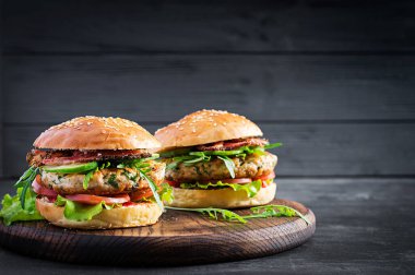 Büyük sandviç - hamburgerli hindi eti, domates, pastırma ve marul.