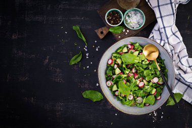 Vejetaryen sebze salatası, turp, salatalık ve ıspanak. Sağlıklı vejetaryen yemeği. Üst görünüm, genel görünüm, kopyalama alanı