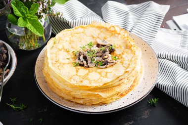 Mantarlı krep. Ev yapımı pişirme. Maslenitsa haftası. Maslenitsa.