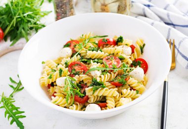 Makarna salatası. Fusilli Pasta - Domates, mozzarella ve fesleğenli Caprese salatası.