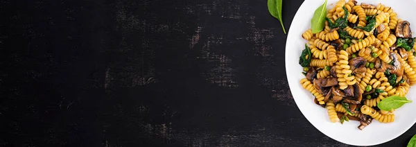 Паста Фузилли Шпинатом Грибами Белой Тарелке Вегетарианская Веганская Еда Итальянская — стоковое фото