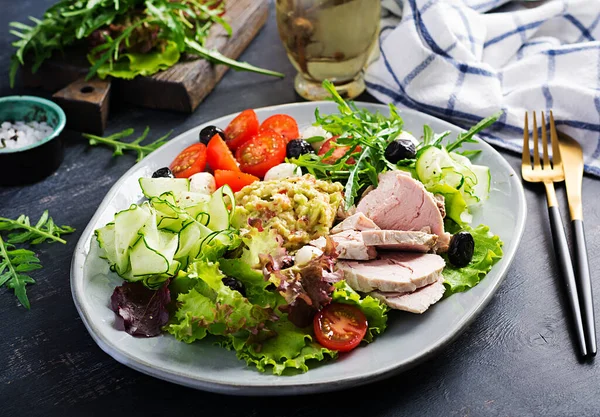 Ketogenní Dieta Večeře Vařeným Vepřovým Masem Avokádovým Guacamolem Rajčaty Okurkami — Stock fotografie