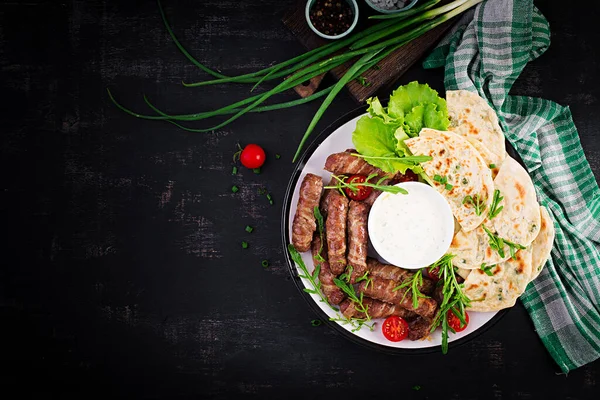 Fläskkebab Med Vitabröd Med Gröna Lök Ovanifrån Ovanifrån Kopieringsutrymme — Stockfoto