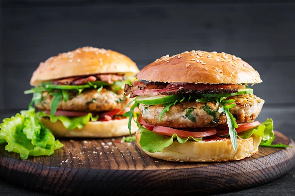 Sandwich Grande Hamburguesa Con Carne Pavo Tomate Tocino Lechuga —  Fotos de Stock