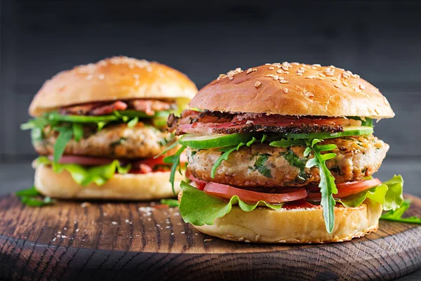 Великий Бутерброд Гамбургер Ясом Індички Помідорами Беконом Салатом — стокове фото