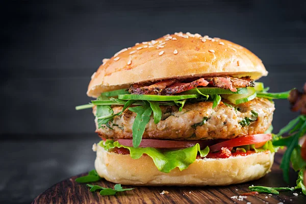 Stor Smörgås Hamburgerburgare Med Kalkonkött Tomat Bacon Och Sallad — Stockfoto