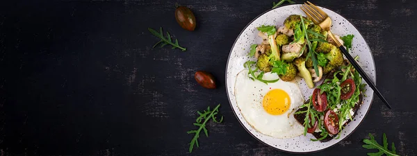 Desayuno Con Huevo Frito Brócoli Champiñones Sándwich Tomate Comida Sana —  Fotos de Stock