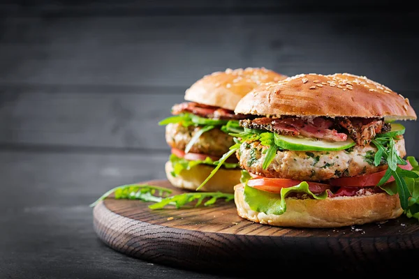 Sandwich Grande Hamburguesa Con Carne Pavo Tomate Tocino Lechuga —  Fotos de Stock