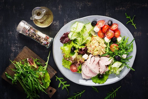 Ketogenní Dieta Večeře Vařeným Vepřovým Masem Avokádovým Guacamolem Rajčaty Okurkami — Stock fotografie