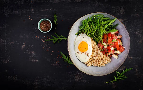 Mic Dejun Terci Ovăz Prăjit Salată Roșii Arugula Semințe Alimente — Fotografie, imagine de stoc
