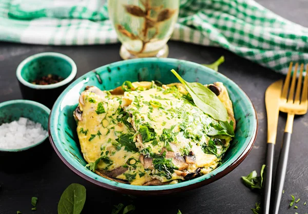 Spinach Mushroom Omelette Frittata Made Eggs Mushrooms Spinach Italian Cuisine — Stock Photo, Image