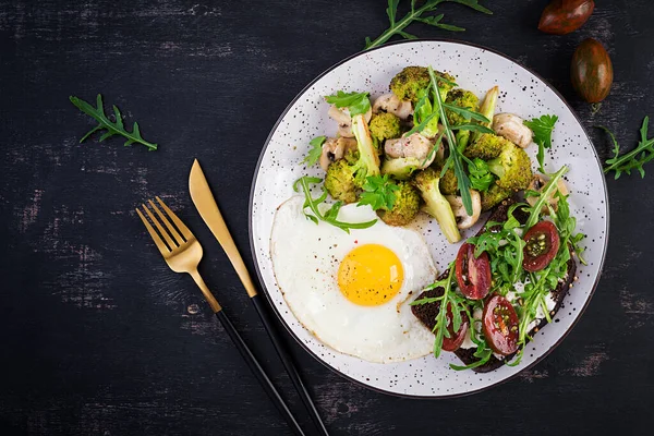 Micul Dejun Prăjit Broccoli Ciuperci Sandwich Roșii Alimente Sănătoase Echilibrate — Fotografie, imagine de stoc