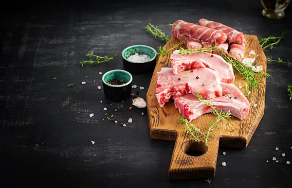 Bifes Crus Porco Diferentes Tipos Carne Crua Porco Salsichas Picadas — Fotografia de Stock