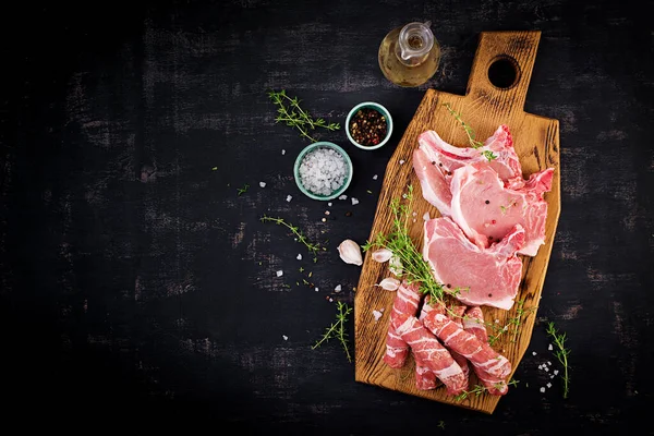 Bifes Crus Porco Diferentes Tipos Carne Crua Porco Salsichas Picadas — Fotografia de Stock