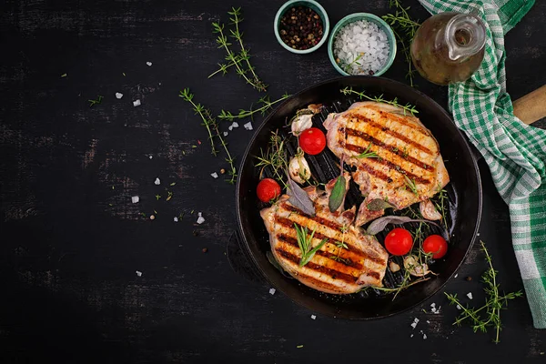 Gegrilde Varkenssteaks Koekenpan Donkere Achtergrond Bovenaanzicht Bovenleiding Kopieerruimte — Stockfoto