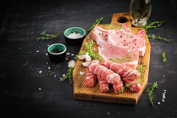 Filetes Cerdo Crudos Diferentes Tipos Carne Cerdo Cruda Salchichas Picadas —  Fotos de Stock