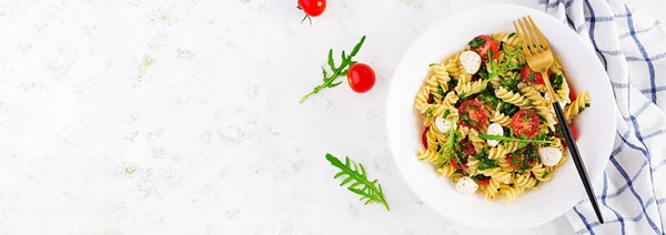 Pastasallad Fusilli Pasta Capresesallad Med Tomat Mozzarella Och Basilika Ovanifrån — Stockfoto